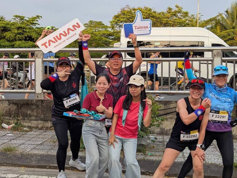 越南峴港國際馬拉松賽登場，許多台灣跑者搭配國旗護腕上場，對於台灣駐外館處及台商特地設攤宣傳感到十分親切。（駐胡志明市辦事處提供）中央社　115年3月22日&nbsp;&nbsp;&nbsp;