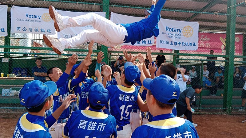 五福國中棒球隊冠軍賽後，依傳統將總教練鄭俊男拋向空中慶功。&nbsp;&nbsp;&nbsp;圖：孫家銘攝