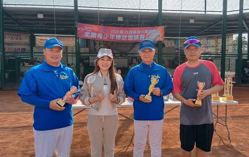 贊助廠商思倩生技國際有限公司董事長翁思倩(左二)頒發鄭俊男(右二)總教練獎，以及陳宗甫(左一)、詹景喬(代領)教練獎。&nbsp;&nbsp;&nbsp;圖：孫家銘攝