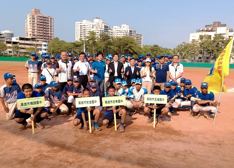 前四名隊伍與來賓大合影。&nbsp;&nbsp;&nbsp;圖：孫家銘攝