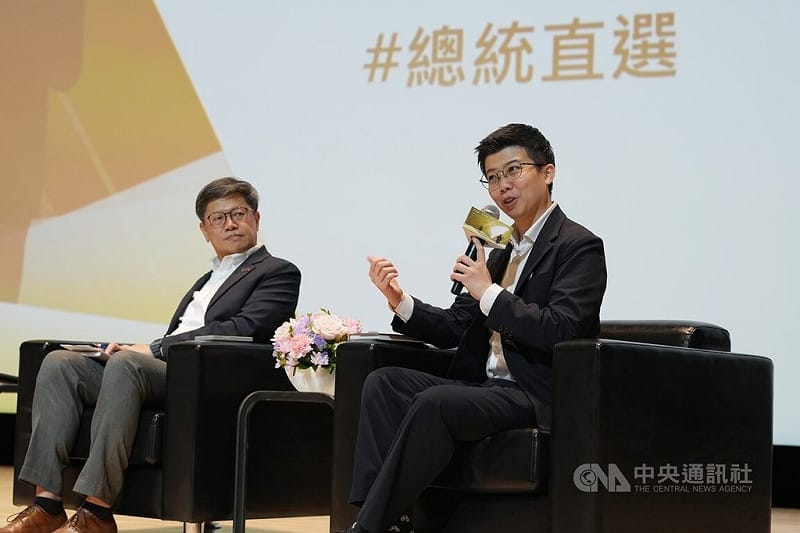 世代文化創業群創辦人周奕成（左）21日下午與社民黨台北市議員苗博雅（右）在台北中正紀念堂出席總統直選30週年鼎談會，以紀念台灣總統直選30週年為核心主題，展開跨世代的深度公共對話。中央社記者徐肇昌攝　115年3月21日&nbsp;&nbsp;&nbsp;