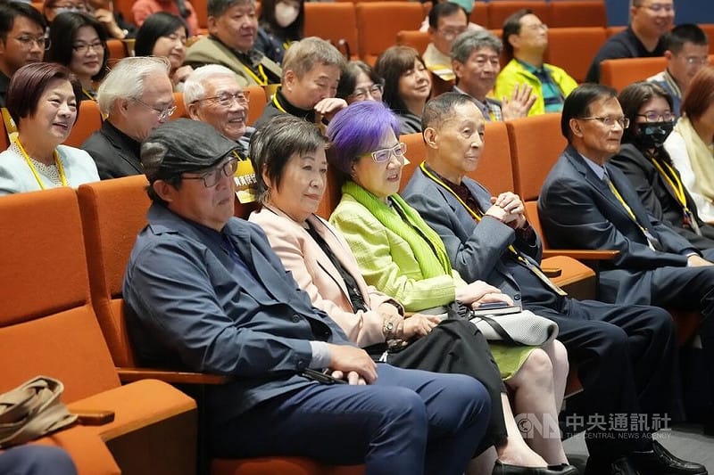 「李登輝、彭明敏『夢二途』交織的台灣光影─總統直選30週年鼎談會」21日在台北中正紀念堂登場，李登輝基金會董事長李安妮（前左3）與彭明敏文教基金會董事長楊黃美幸（前左2）、前立委姚文智（前排左）等人出席共襄盛舉。中央社記者徐肇昌攝　115年3月21日&nbsp;&nbsp;&nbsp;