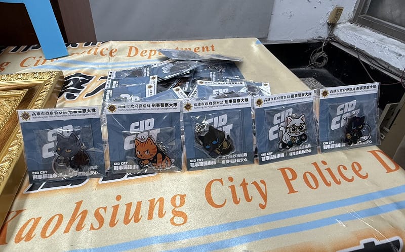 民眾只要前往合作咖啡廳，完成「識詐勇者挑戰」線上測驗並達到指定分數者，可獲得限量「刑事貓咪小隊鑰匙圈」紀念品。&nbsp;&nbsp;&nbsp;圖：高雄市刑大/提供