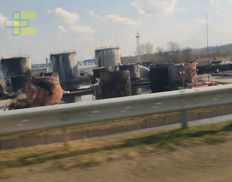 3 月 16 日,烏克蘭無人機襲擊俄羅斯克拉斯諾達爾邊疆區拉賓斯克一處石油儲存設施,造成至少 18 座儲油罐被摧毀或損壞,約占該設施總儲存能力的 70%,對俄方能源物流造成衝擊。 圖:翻攝自X帳號@NOELreports 3 月 16 日,烏克蘭無人機襲擊俄羅斯克拉斯諾達爾邊疆區拉賓斯克一處石油儲存設施,造成至少 18 座儲油罐被摧毀或損壞,約占該設施總儲存能力的 70%,對俄方能源物流造成衝擊。 圖:翻攝自X帳號@NOELreports