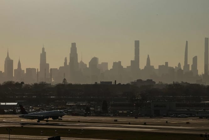 美國拉瓜迪亞機場。(資料照片)&nbsp;&nbsp;&nbsp;圖 : 翻攝自央視新聞