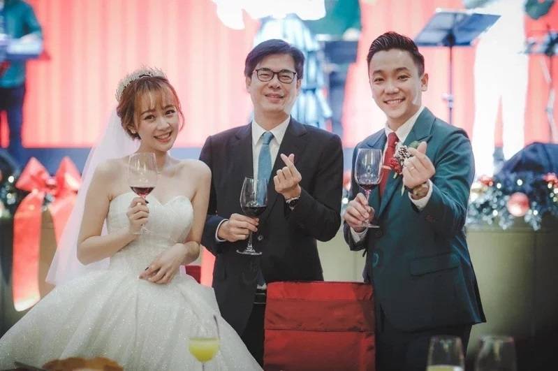 陳其邁(中)受邀出席前高市青年局長張以理(右)婚禮。&nbsp;&nbsp;&nbsp;圖：孫家銘翻攝