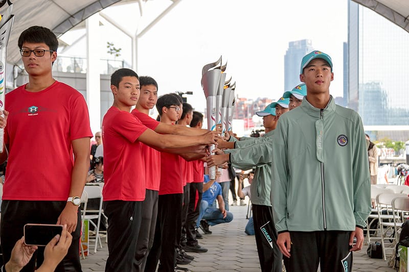 115年全中運聖火傳遞抵達高雄，翁章梁縣長邀全民來嘉作客。&nbsp;&nbsp;&nbsp;圖：嘉義縣政府提供