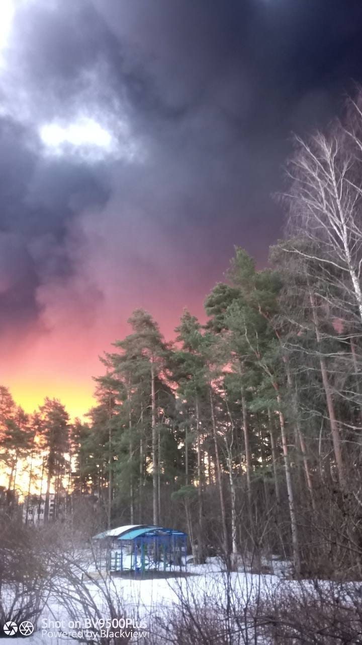 列寧格勒州普里莫爾斯克港在夜間無人機襲擊後仍在燃燒。&nbsp;&nbsp;&nbsp;圖:翻攝自X帳號@NOELreports