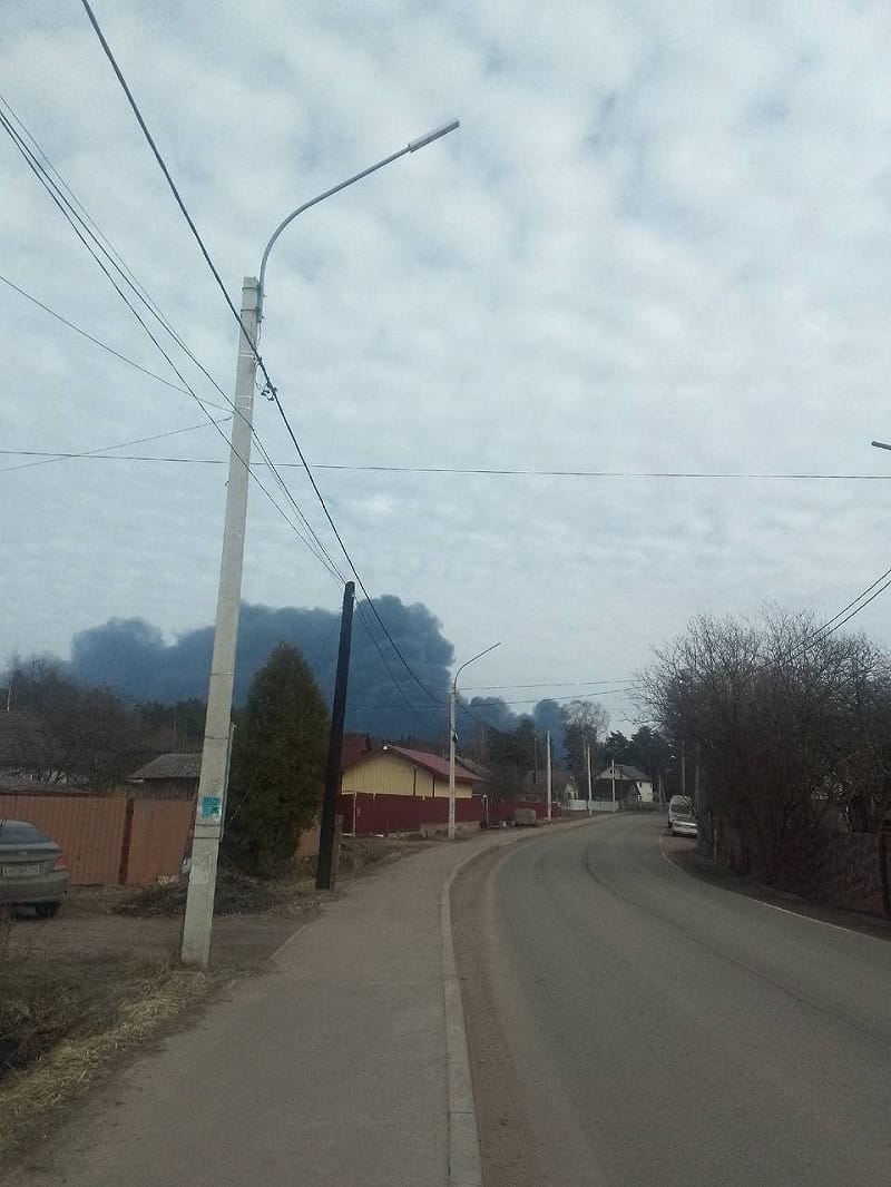 烏克蘭無人機夜間襲擊後，至少四個大型油罐起火，港口基礎設施受損，火勢持續延燒，甚至可能蔓延至附近其他油罐區。 圖:翻攝自X帳號@NOELreports