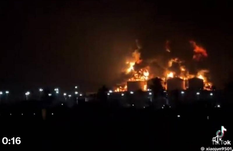 阿曼油槽遭到伊朗無人機攻擊發生大火。&nbsp;&nbsp;&nbsp;圖 : 截圖自TikTok