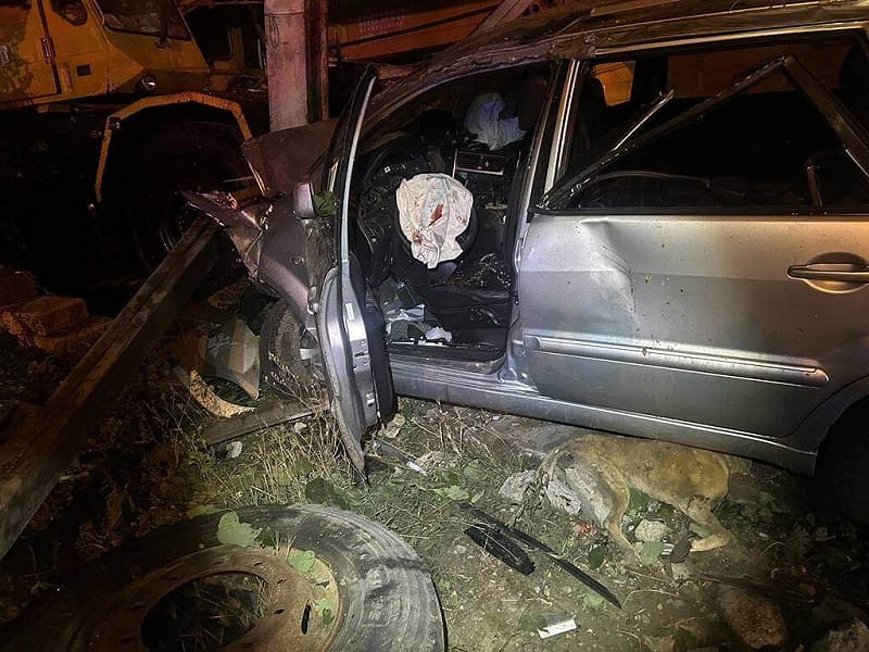 徐姓男子於恆春鎮駕駛遇T字路口未轉彎或減速，高速衝進吊車行內、撞上吊車場棚架柱及吊車，導致車頭全毀，車行的狗也遭波及傷重死亡。（恆春警分局提供）中央社記者黃郁菁傳真　115年3月24日&nbsp;&nbsp;&nbsp;