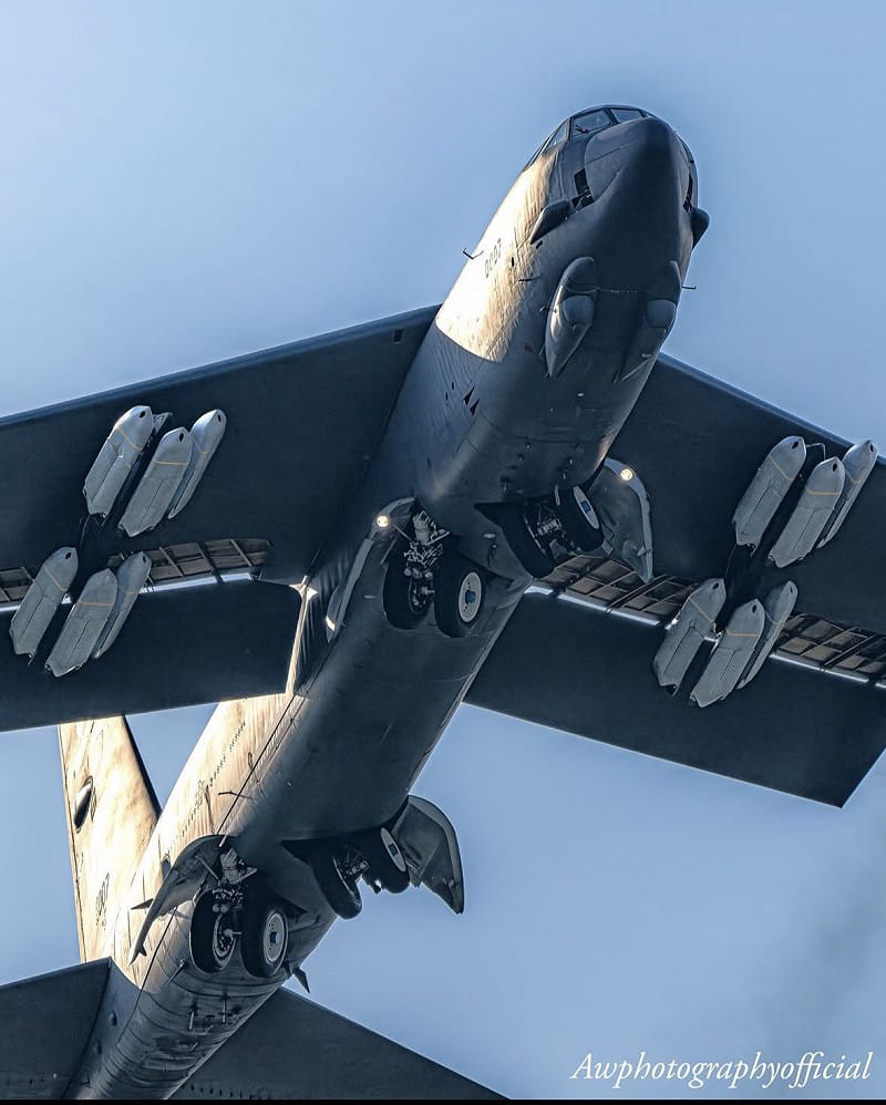 一架 B-52H「同溫層堡壘」轟炸機從英國基地起飛，掛載 12 枚 AGM-158B JASSM-ER 防區外巡航飛彈，機內彈艙另可裝 8 枚，使單次飛行總掛載達20枚。&nbsp;&nbsp;&nbsp;圖:翻攝自X帳號@Wangwenhaha0518