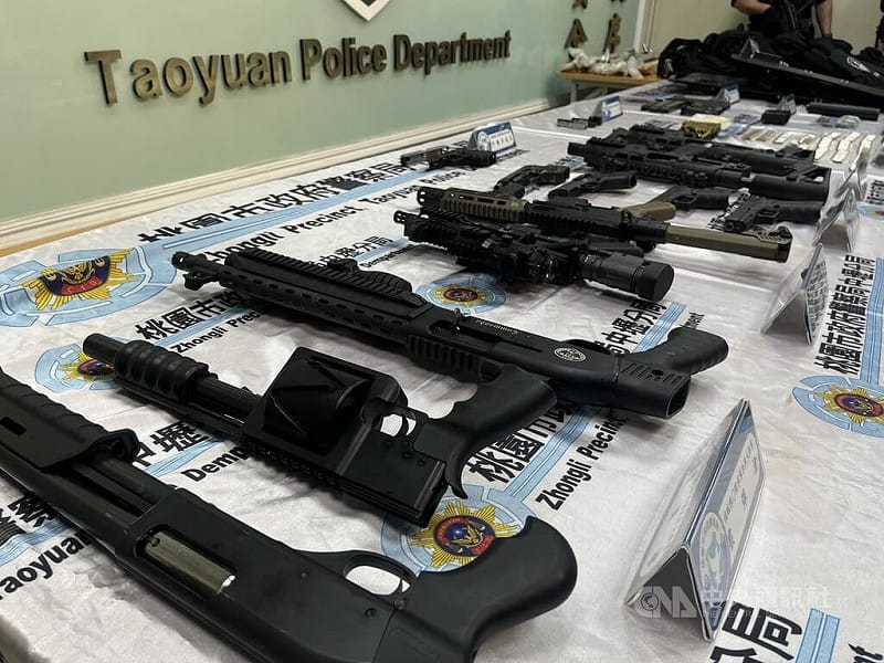 桃園市政府警察局24日舉行偵破幫派軍火庫記者會，展示查獲的10枝衝鋒槍、霰彈槍等。中央社記者葉臻攝 115年3月24日&nbsp;&nbsp;&nbsp;