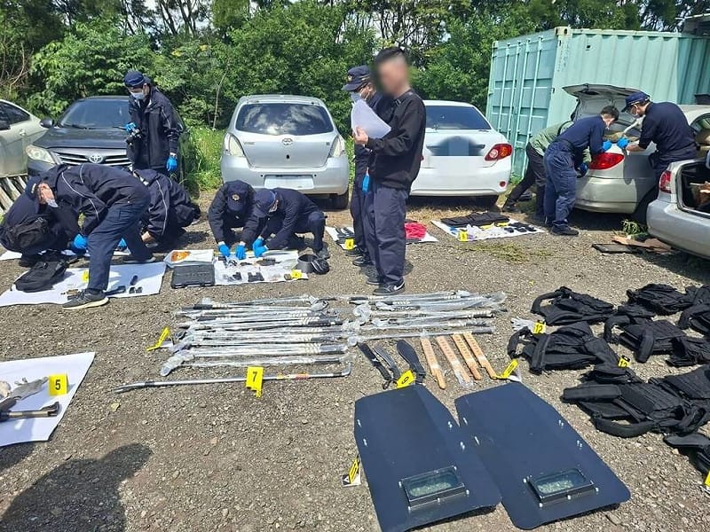 桃園市政府警察局日前偵破幫派軍火庫，在現場廢棄自小客車內查扣衝鋒槍、霰彈槍及彈藥等。（警方提供）中央社記者葉臻傳真　115年3月24日&nbsp;&nbsp;&nbsp;