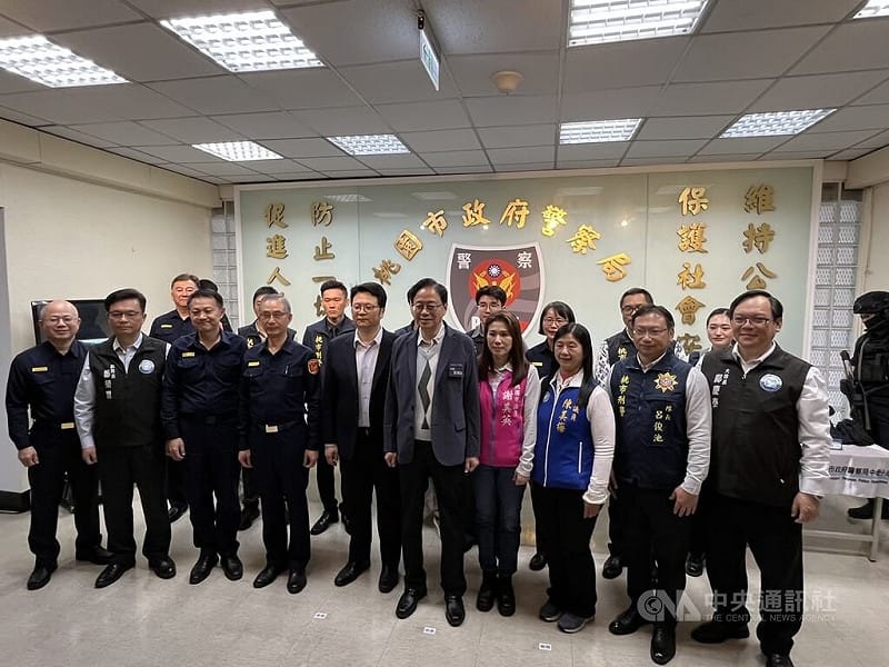 桃園市政府警察局24日舉行偵破幫派軍火庫記者會，桃園市長張善政（前右5）肯定警方蒐證能力並慰勉辛勞。中央社記者葉臻攝　115年3月24日&nbsp;&nbsp;&nbsp;