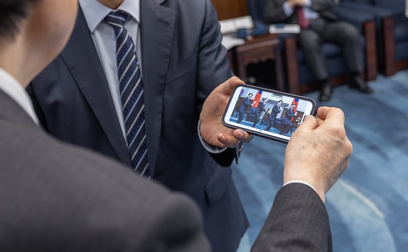  賴清德秀出日前與王貞治合照打擊的照片。 圖：總統府提供 