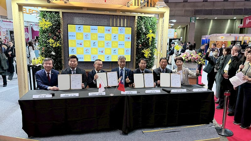 東京國際食品展落幕，台南市長黃偉哲在展期間親自率團參展，由市府規劃的「台南館」整合在地業者，現場展出超過百項農漁產品與加工食品，吸引逾900場國際買主洽談，整體訂單可望突破5.2億元，展現台南農特產外銷的亮眼成果。&nbsp;&nbsp;&nbsp;圖：台南市政府提供