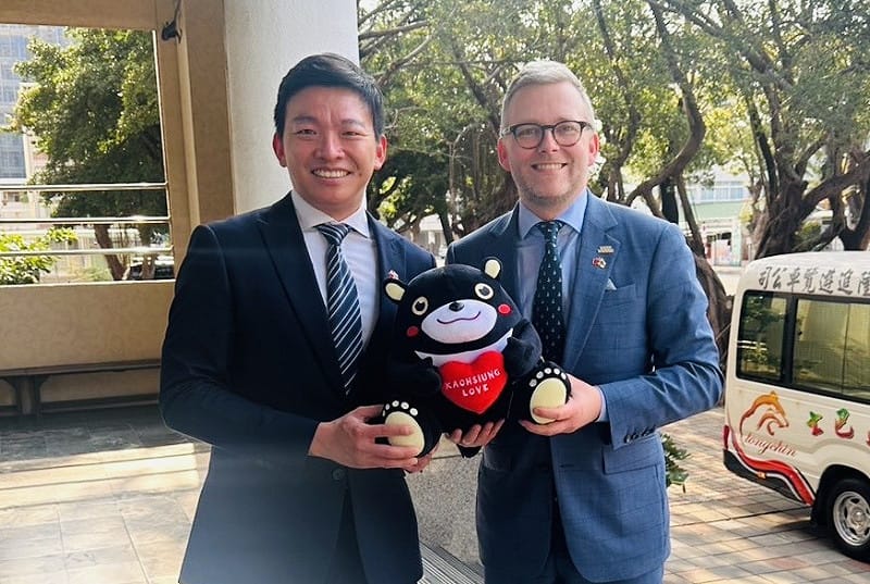 吳立森(左)以高雄熊玩偶歡迎Mats Löfström(右)。&nbsp;&nbsp;&nbsp;圖：高雄市教育局/提供