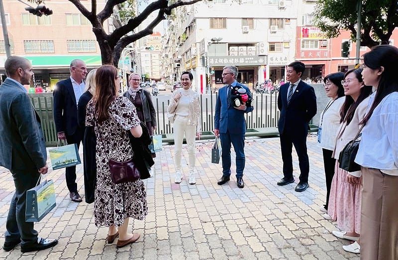 芬蘭國會友台小組實地關心高雄芬蘭學校設校規劃進度。&nbsp;&nbsp;&nbsp;圖：高雄市教育局/提供