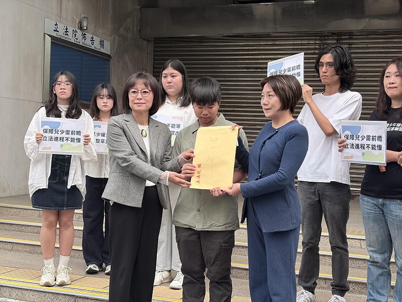  立委林月琴與范雲也現身記者會現場，接下民團的陳情信封。 圖：李宣萱/攝 