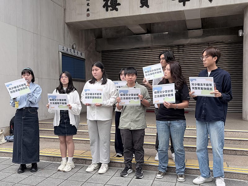  民間團體今（25）日上午偕同多名高中生召開記者會，呼籲衛福部儘速提出《兒少權法》修正草案。 圖：李宣萱/攝 