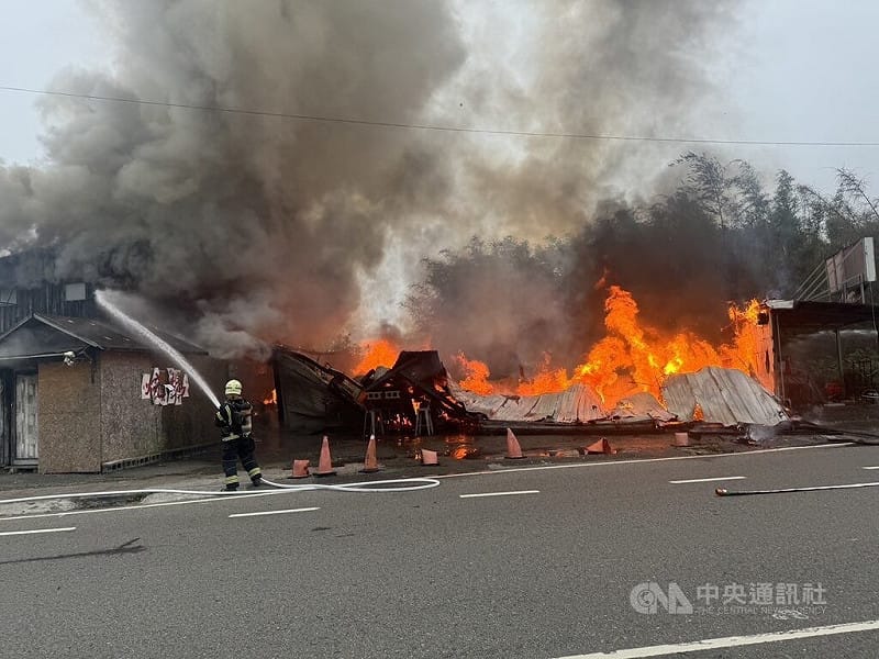 桃園市大溪區員林路一間鐵皮燒烤店25日凌晨發生火警，20歲黃姓男客人未逃出被燒成焦屍，警方將報警檢方相驗釐清黃男死因。（翻攝照片）中央社記者葉臻傳真 115年3月25日&nbsp;&nbsp;&nbsp;