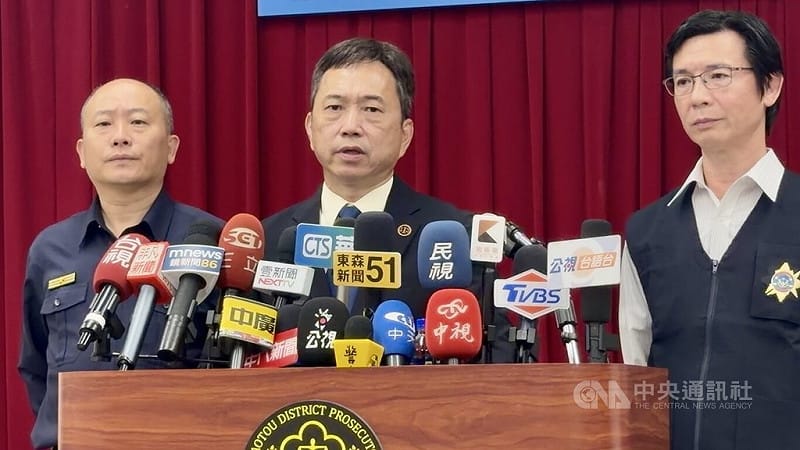 橋頭地檢署25日上午召開記者會，由高雄市警察局楠梓分局長陳奕良（左）、橋頭地檢署襄閱主任檢察官顏郁山（中）、高雄市警察局楠梓分局偵查隊長宋國源（右），說明緝獲中油煉製部前執行長徐漢違反科技監控失聯案。中央社記者張已亷攝 115年3月25日&nbsp;&nbsp;&nbsp;