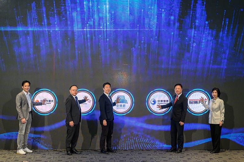 三大電信業者與高鐵共同宣誓，讓旅客不僅行動通話一路暢通，瀏覽網頁/影片也能一路不斷線。&nbsp;&nbsp;&nbsp;圖：台灣高鐵／提供