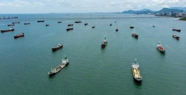 大批油輪等著通過荷姆茲海峽。&nbsp;&nbsp;&nbsp;圖 : 翻攝自 X / rainbow7852