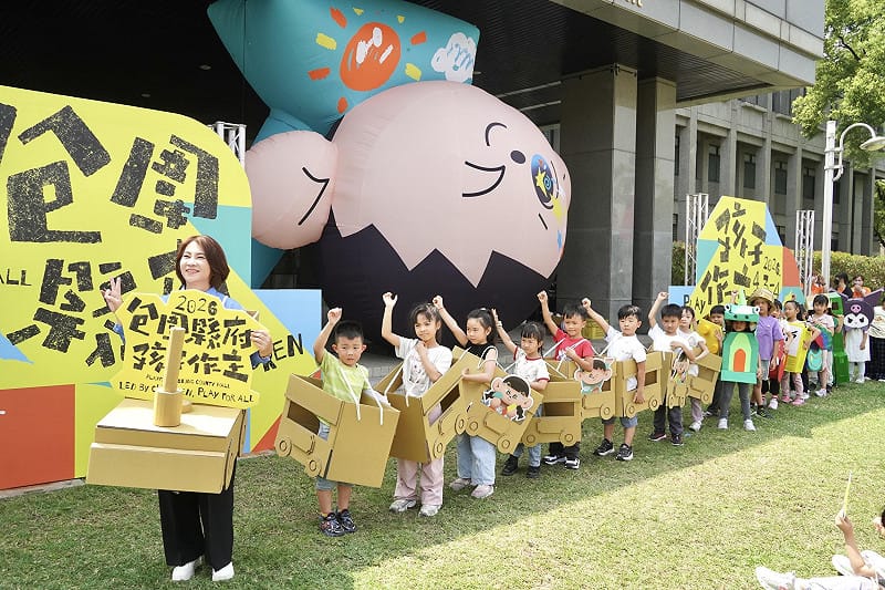 周春米(左一)在記者會現場穿上「火車頭」造型紙箱，帶領一群小朋友們浩浩蕩蕩出發。&nbsp;&nbsp;&nbsp;圖：屏東縣政府/提供