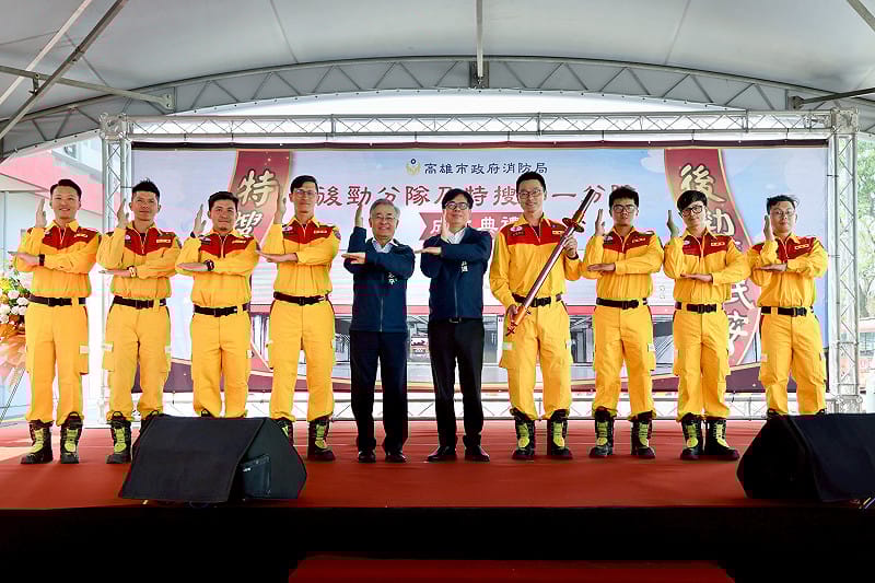 陳其邁(右五)、王志平(左五)與「後勁分隊及特搜第一分隊」弟兄。&nbsp;&nbsp;&nbsp;圖：高雄市消防局/提供