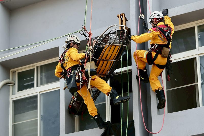 後勁分隊及特搜第一分隊隊員展現精湛技術與絕佳默契。&nbsp;&nbsp;&nbsp;圖：高雄市消防局/提供