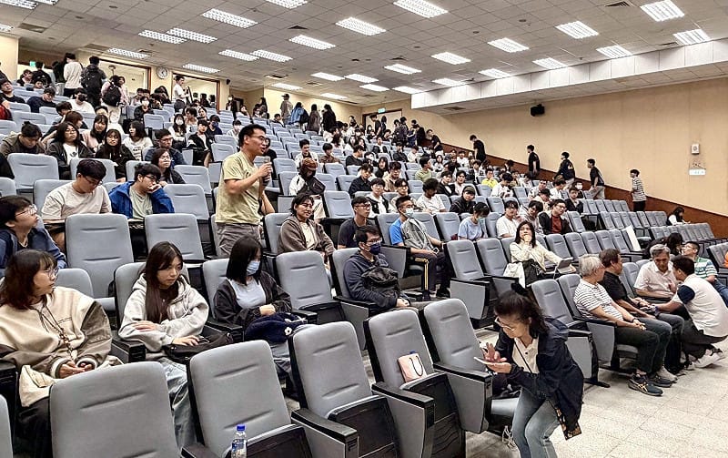 現場學生反應熱烈，積極針對個人職涯規劃向招募團隊提問。&nbsp;&nbsp;&nbsp;圖：高師大/提供