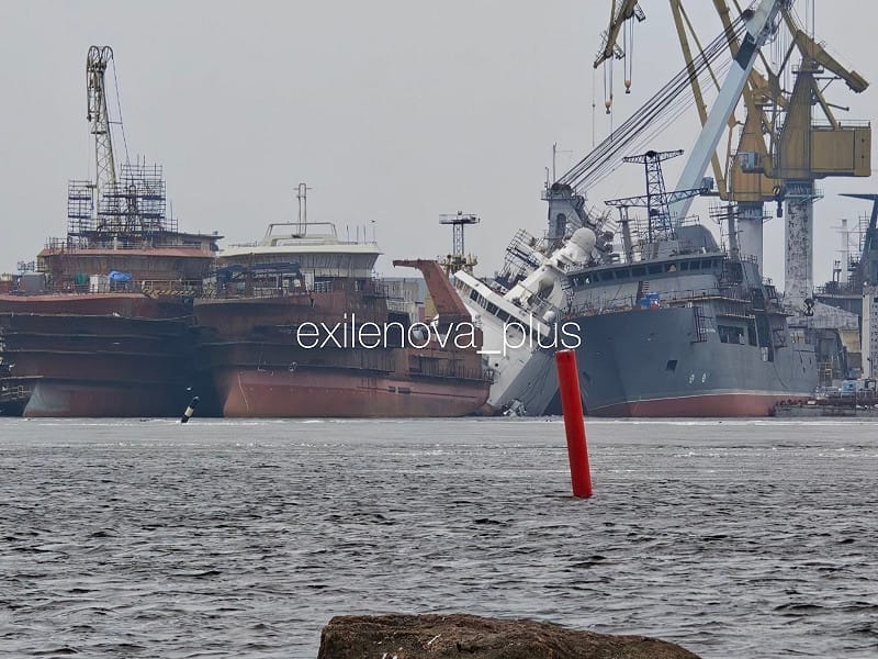 一艘正在建造中的俄羅斯聯邦安全局（FSB）23550型北極巡邏艦「普爾加號」（舷號475）疑似在襲擊後傾斜。 圖:翻攝自X帳號@bayraktar_1love