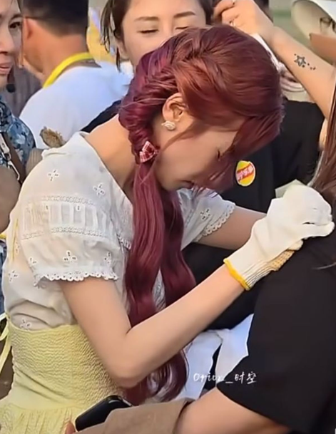 雨琦在中國為洋芋片品牌到馬鈴薯田戶外造勢時，疑似又出現暈眩症狀，可以看到她需要靠著工作人員才能站穩。&nbsp;&nbsp;&nbsp;圖：翻攝自微博