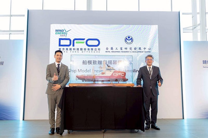 東方風能致贈SOV船模予金屬中心。&nbsp;&nbsp;&nbsp;圖：茵康國際/提供