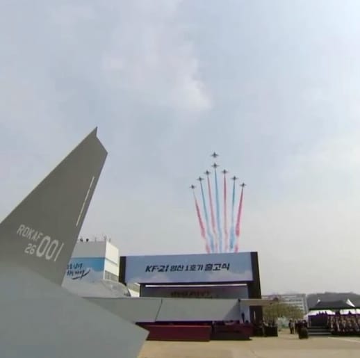KF-21黑鷹戰機出庫儀式現場還有韓國空軍「黑鷹」飛行表演隊的 T-50 教練機編隊飛行表演助興。&nbsp;&nbsp;&nbsp;圖 : 翻攝自觀察者網