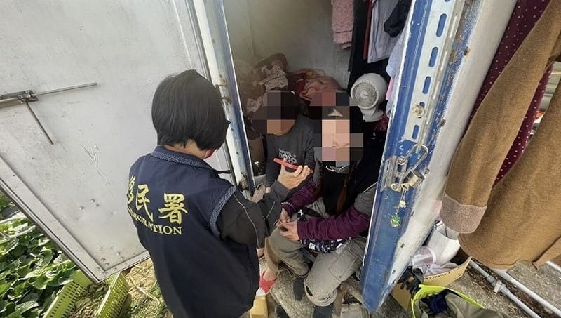 苗栗檢警破獲跨國人口販運的非法仲介集團，涉嫌以農場美女圖吸引泰國籍人士來台非法打工，泰籍人士來台後發現，每天工作16小時並遭苛扣薪資。警方會同移民署逮捕集團14人，並救出7名被害人。（警方提供）中央社記者管瑞平傳真　115年3月26日&nbsp;&nbsp;&nbsp;