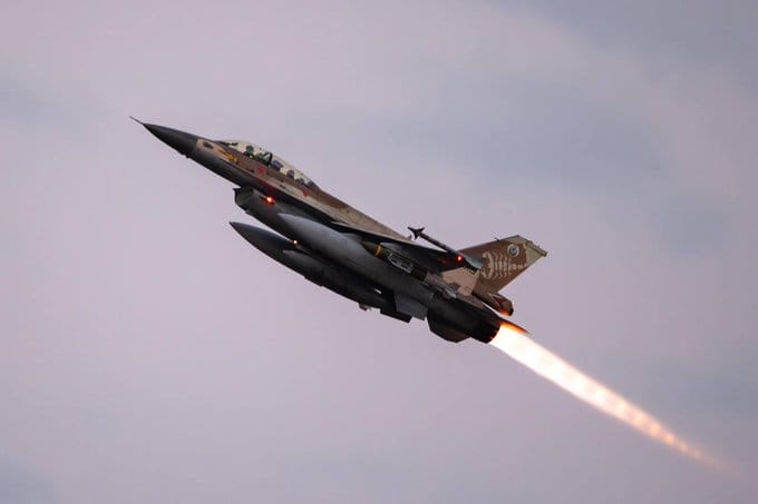 美國、以色列近期陸續公布「史詩憤怒」行動中消耗的炸彈數量，有英國智庫分析指出，按照美以聯軍的打擊規模，兩國未來可能在財政、工業生產方面遭遇困難，幾乎無法繼續維持當前的打擊規模。&nbsp;&nbsp;&nbsp;圖：翻攝自 @Aurora107E X 帳號