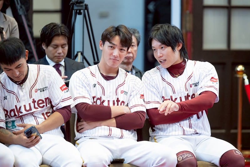 樂天桃猿隊選手，由右至左分別為陳冠宇、陳晨威、林子偉。&nbsp;&nbsp;&nbsp;圖：總統府提供