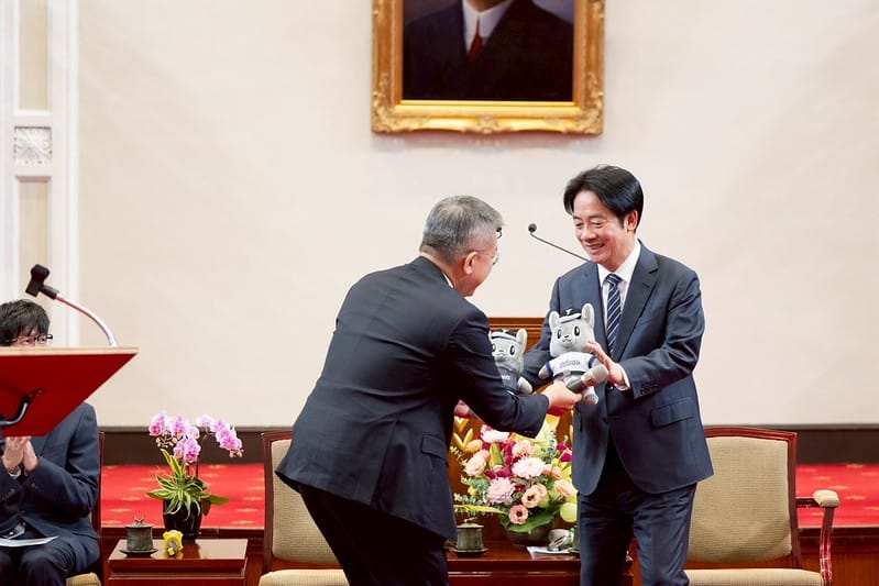  蔡其昌送「歐告」陪賴清德等統一獅來總統府。 圖：總統府提供 