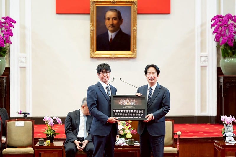 樂天桃猿致贈紀念品給賴清德。&nbsp;&nbsp;&nbsp;圖：總統府提供