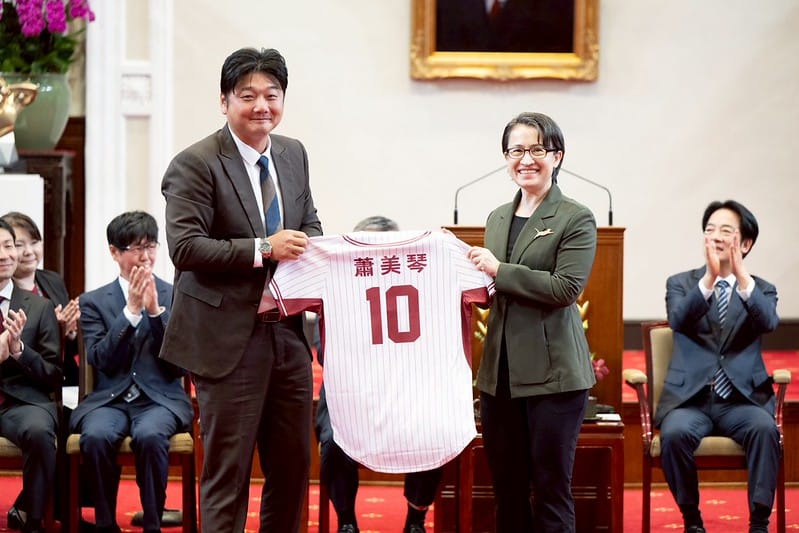 曾豪駒致贈樂天桃猿球衣給蕭美琴。&nbsp;&nbsp;&nbsp;圖：總統府提供