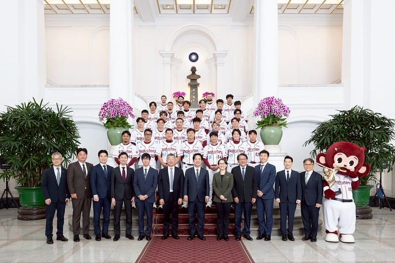  賴清德接見「2025年中華職棒總冠軍樂天桃猿」。 圖：總統府提供 