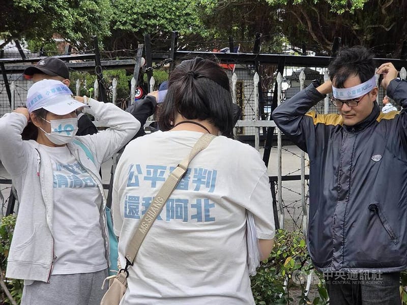台北地院審理京華城、柯文哲政治獻金案26日下午2時30分一審宣判。前台北市長柯文哲支持者「小草」在北院周邊愛國東路與博愛路口集結，綁上頭帶聲援柯文哲。中央社記者謝君臨攝　115年3月26日&nbsp;&nbsp;&nbsp;
