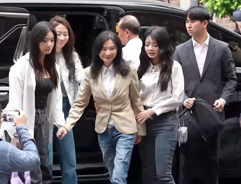 台北市議員應曉薇大約於下午2時15分抵達北院。&nbsp;&nbsp;&nbsp;圖：翻攝自柯文哲YT