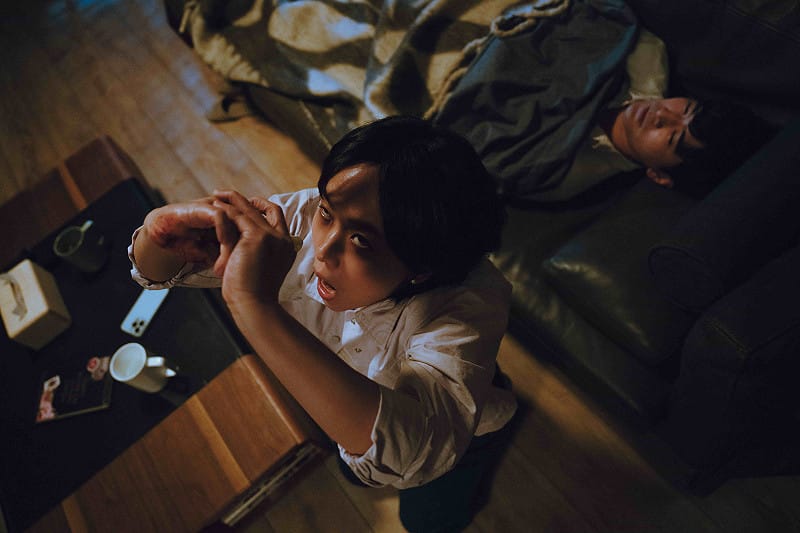 嚴正嵐遭邪靈纏身，神情令人毛骨悚然。&nbsp;&nbsp;&nbsp;圖：網銀國際影視／提供