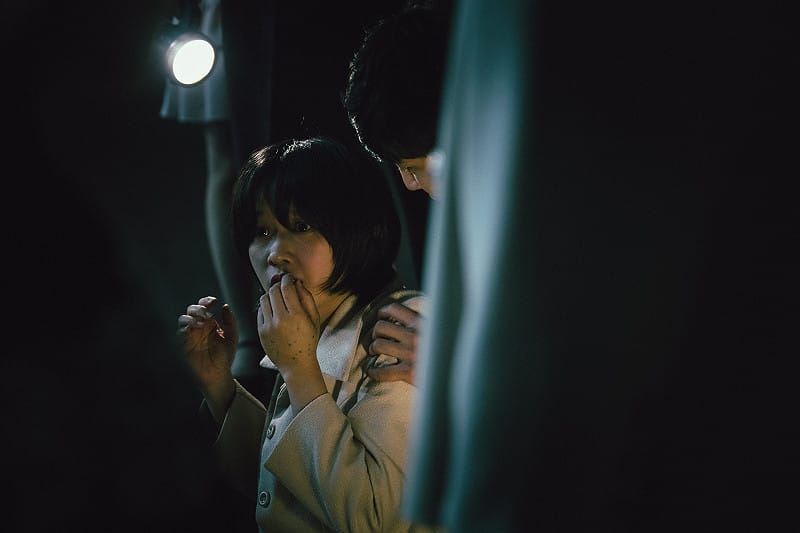 嚴正嵐飾演恩妤，在班上與眾人格格不入而被排擠。&nbsp;&nbsp;&nbsp;圖：網銀國際影視／提供