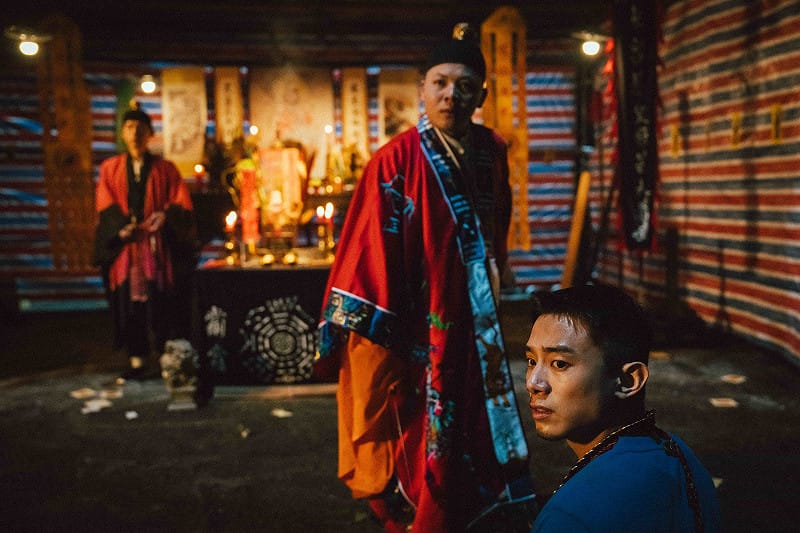 初孟軒害怕因遊戲而死，偷偷找上道士進行法會。&nbsp;&nbsp;&nbsp;圖：網銀國際影視／提供