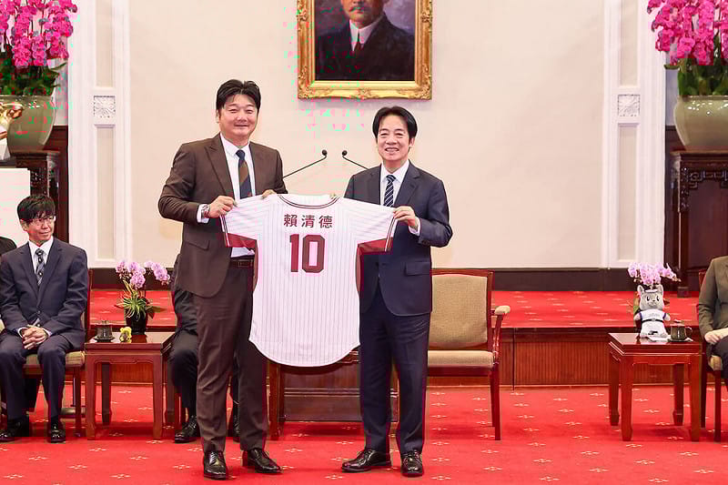 總統賴清德（前右）26日上午在府內接見2025年中華職棒總冠軍樂天桃猿隊，桃猿總教練曾豪駒（前左）送上專屬主場球衣給賴總統。（中職聯盟提供）中央社記者蘇志畬傳真　115年3月26日&nbsp;&nbsp;&nbsp;